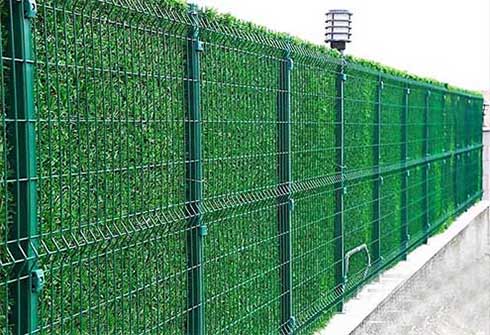 Instalación de vallado con seto artificial en Cambrils